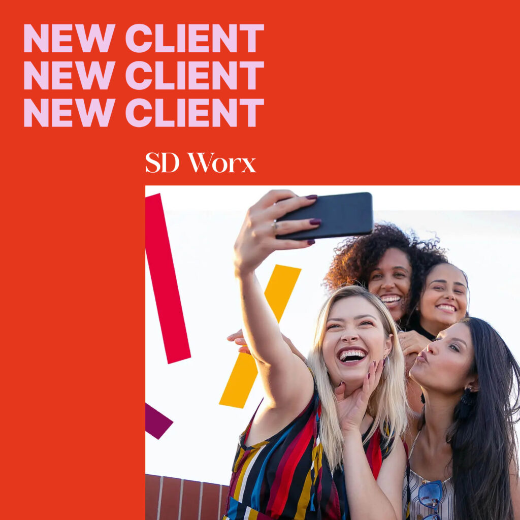 New client alert SD Worx beeld, vrouwen die foto nemen