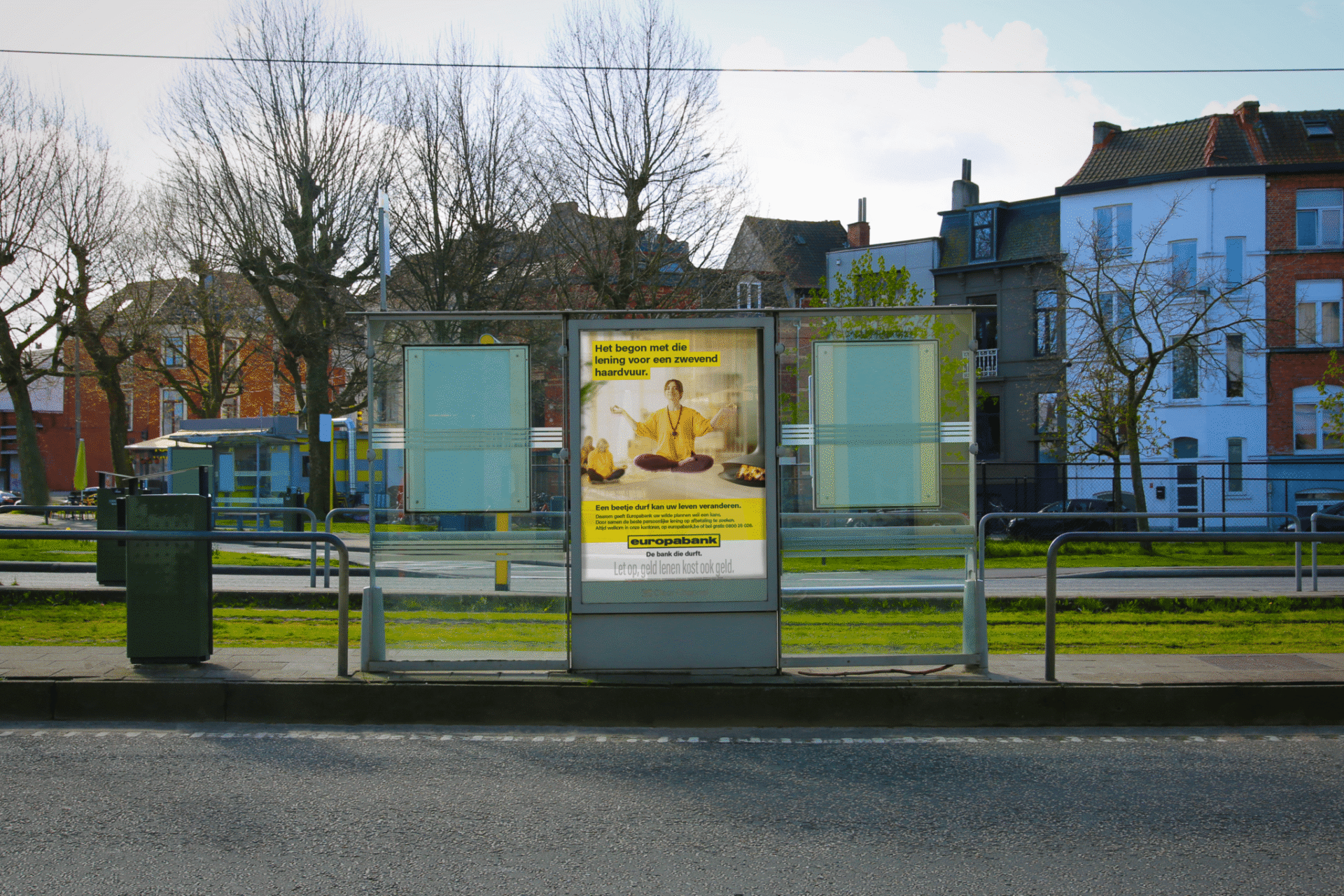 Europabank abri-bus advertentie in een bushokje als onderdeel van een reclamecampagne