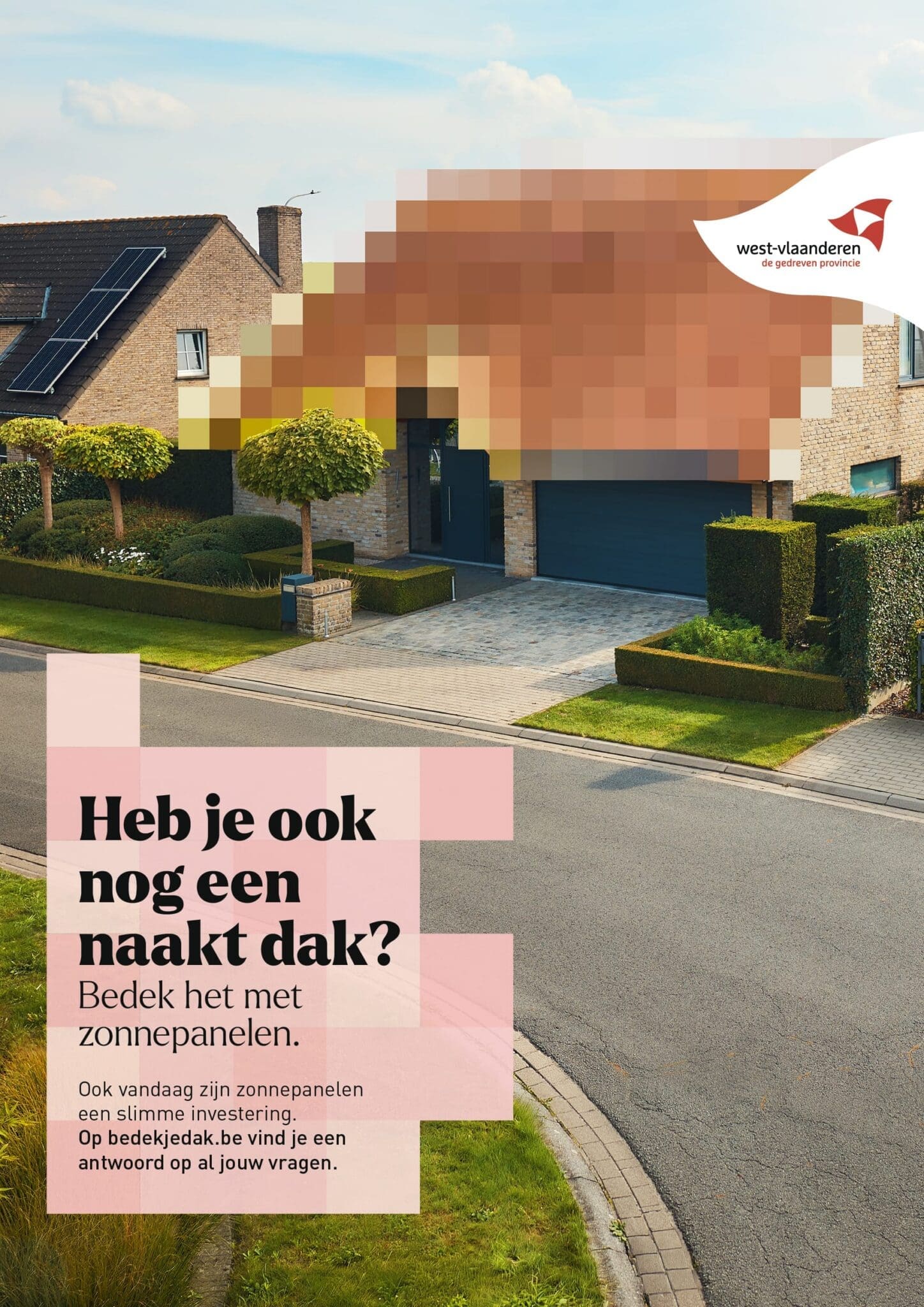 Campagneaffiche West-Vlaanderen: halfopen woning met gemozaikeerd dak en de tekst Heb je ook nog een naakt dak? Bedek het met zonnepanelen.
