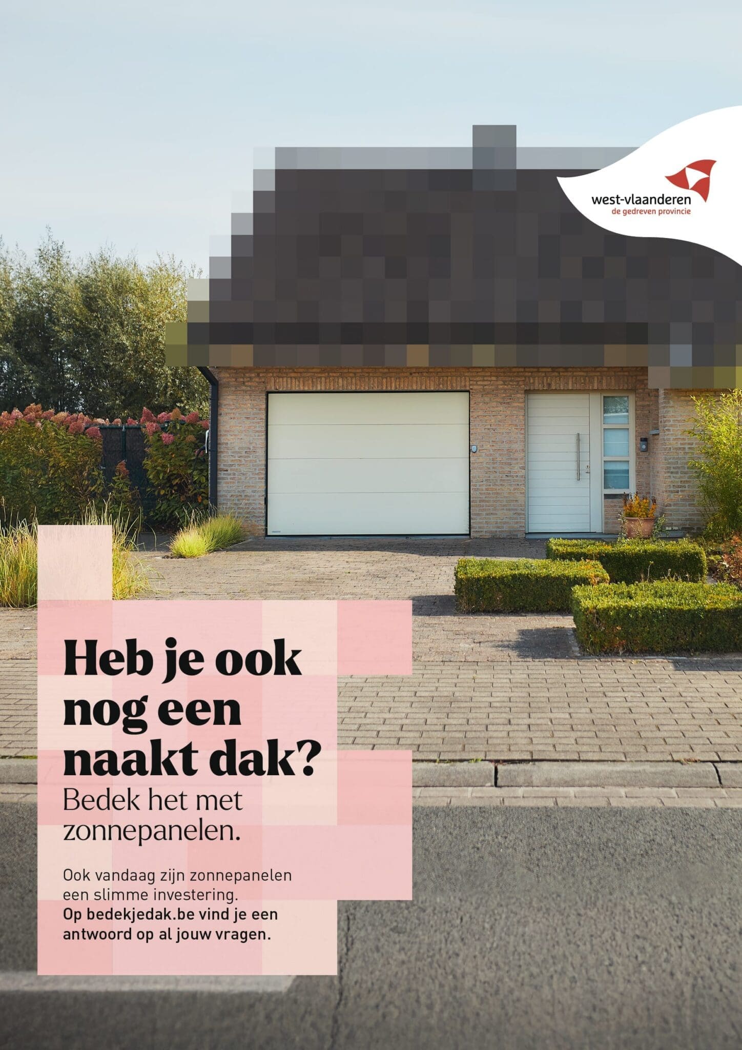 Campagneaffiche West-Vlaanderen: vrijstaande woning met donker gemozaikeerd dak en de tekst Heb je ook nog een naakt dak? Bedek het met zonnepanelen.