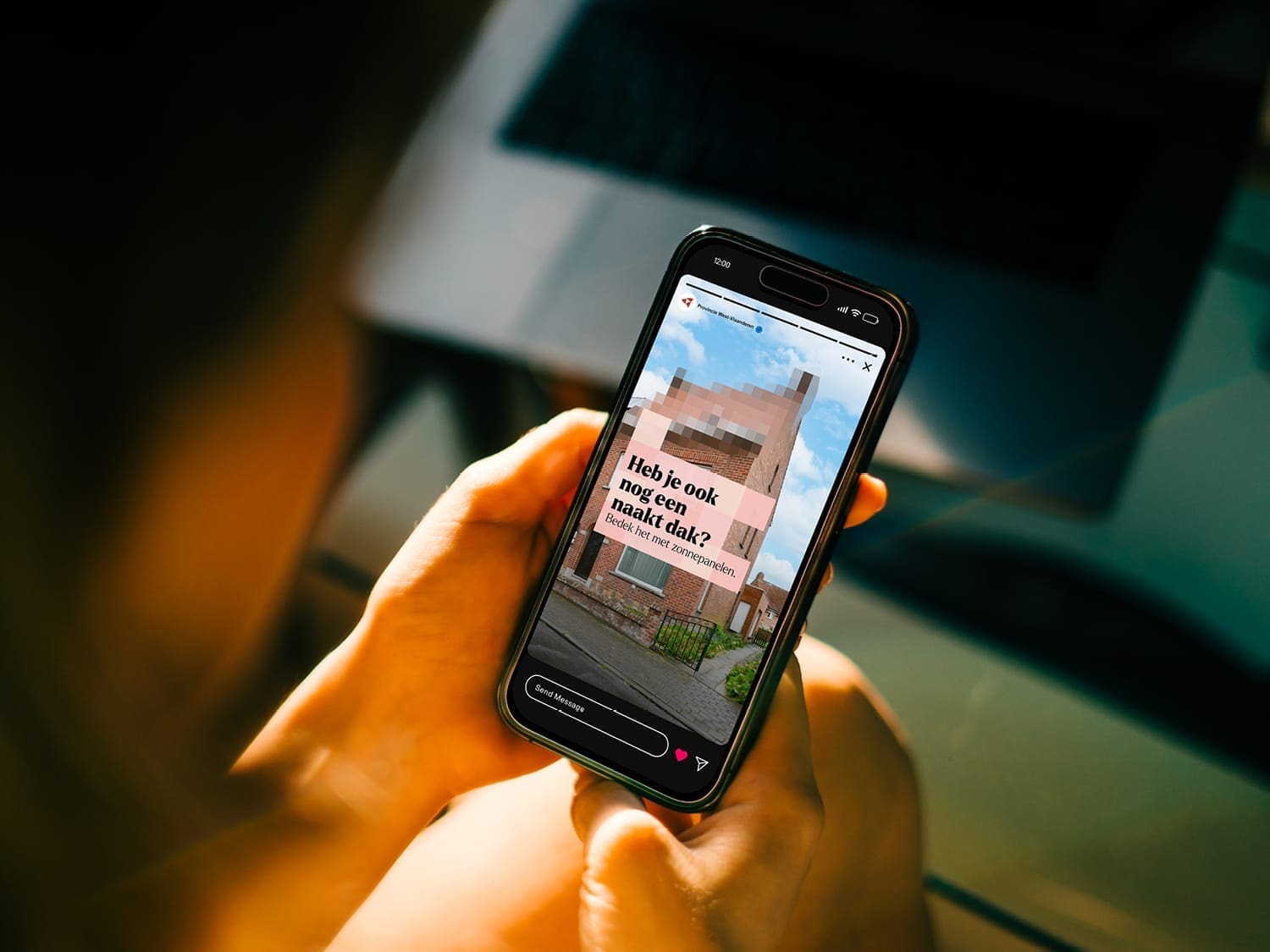Smartphone met een Instagram Story van Provincie West-Vlaanderen: campagne voor zonnepanelen op daken