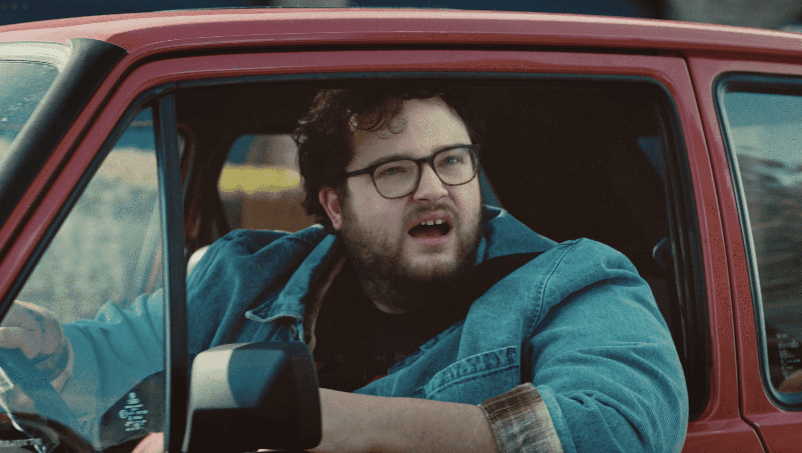 Man in zijn auto kijkt naar een naakt dak, campagne van West-vlaanderen heb jij ook nog een naakt dak?