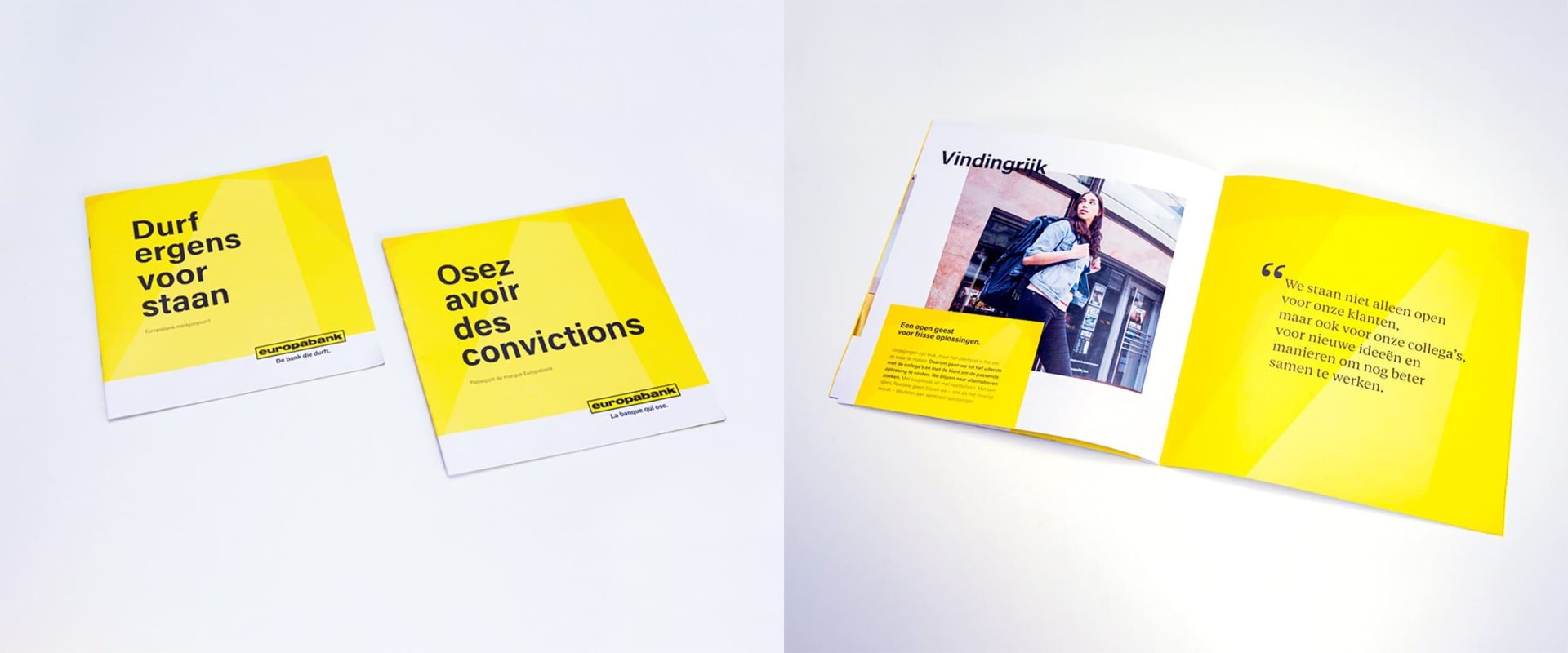 Europabank brochures in geel en wit, met campagnekoppen 'Durf ergens voor staan' en 'Osez avoir des convictions'