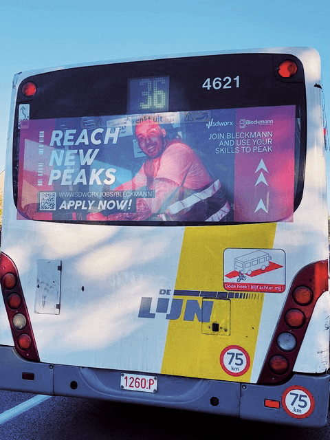 SDWorx x Bleckmann "Reach New Peaks" recruitmentcampagne op achterkant De Lijn-bus